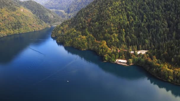 Widok na piękne jezioro Ritsa — Wideo stockowe