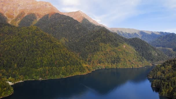 Letecký pohled na krásné jezero Ritsa — Stock video