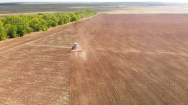 Bir tarlayı üzerinde traktör