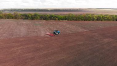 Bir tarlayı üzerinde traktör