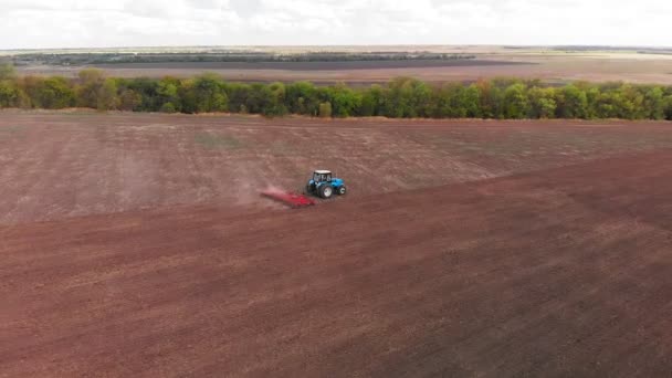 Traktor plöjer ett fält — Stockvideo