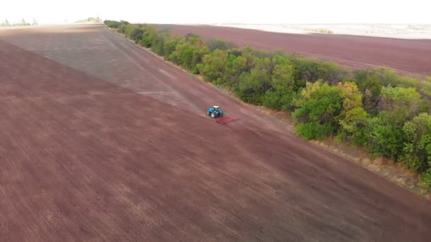 Tractor en arar un campo — Vídeos de Stock