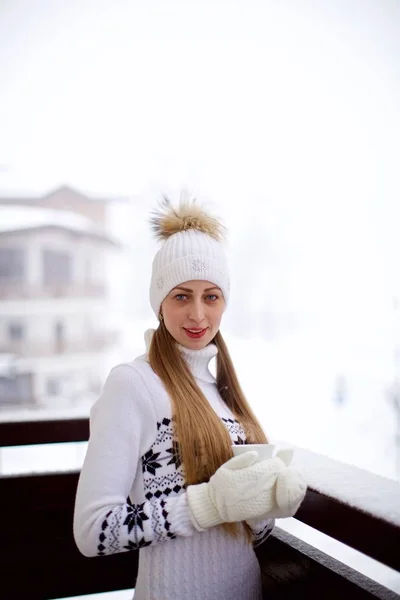 Donna con tazza sulla terrazza inverno — Foto Stock