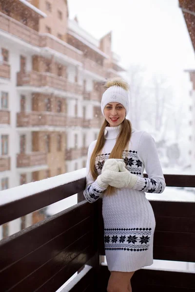 Kobieta z kubek na taras zimowy — Zdjęcie stockowe