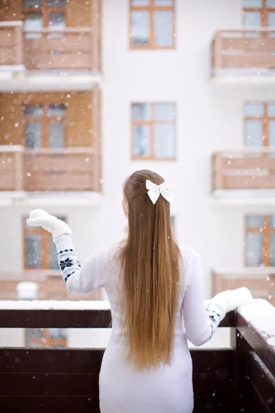 Ragazza che gioca con la neve — Foto Stock