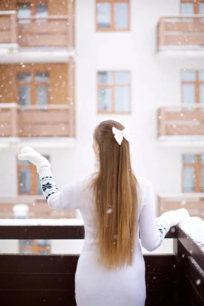 Ragazza che gioca con la neve — Foto Stock