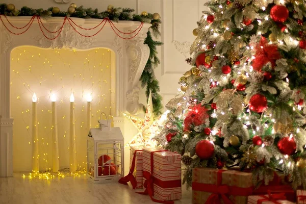 Interior loft ruang perapian nyaman didekorasi untuk Natal — Stok Foto