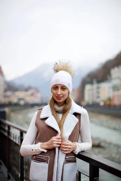 Ragazza in piedi vicino a una ringhiera — Foto Stock