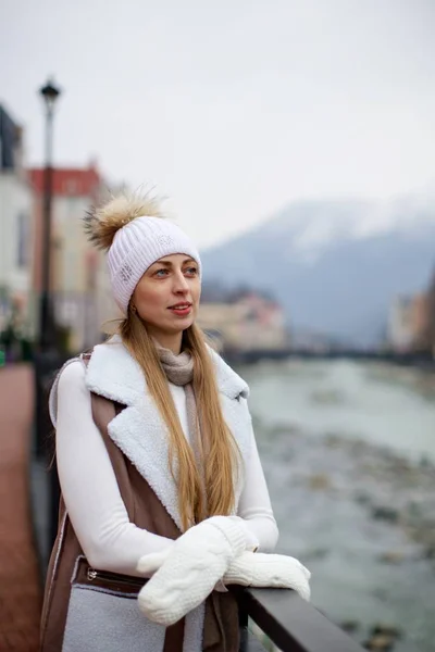 Ragazza in piedi vicino a una ringhiera — Foto Stock