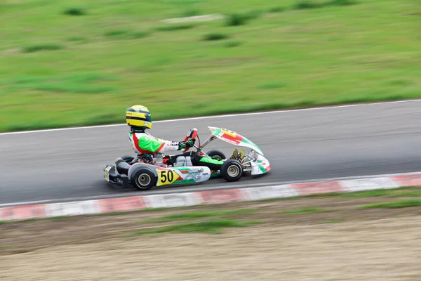 Competição de jovens pilotos em karting — Fotografia de Stock