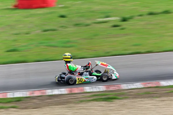 Compétition de jeunes pilotes sur le karting — Photo
