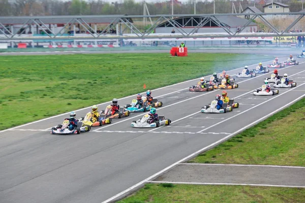 Competencia de jóvenes pilotos en karting — Foto de Stock