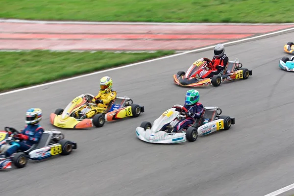 Competição de jovens pilotos em karting — Fotografia de Stock