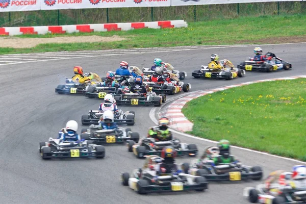 Competição de jovens pilotos em karting — Fotografia de Stock