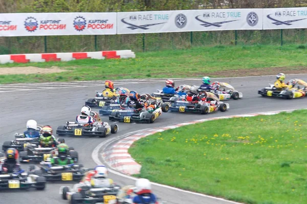 Competição de jovens pilotos em karting — Fotografia de Stock