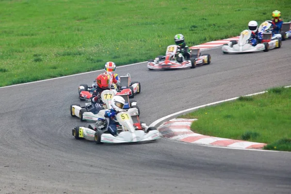 Competencia de jóvenes pilotos en karting — Foto de Stock