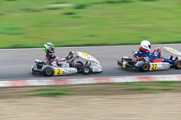 Competição de jovens pilotos em karting — Fotografia de Stock