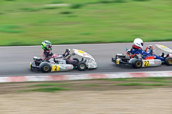 Konkurence mladých pilotů na motokárami — Stock fotografie