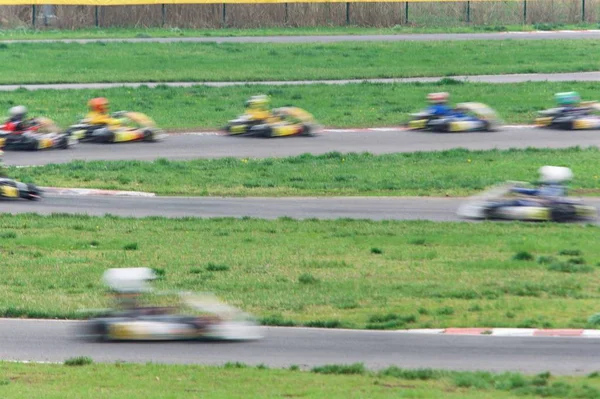 Konkurrens av unga piloter på karting — Stockfoto