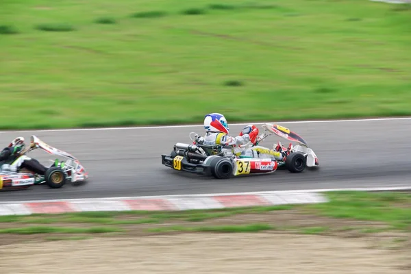 Competencia de jóvenes pilotos en karting — Foto de Stock