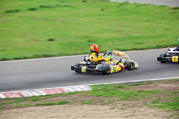 Competição de jovens pilotos em karting — Fotografia de Stock