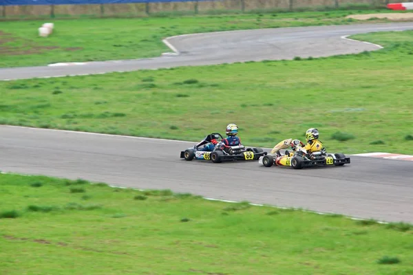 Compétition de jeunes pilotes sur le karting — Photo