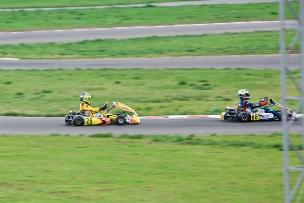 Competição de jovens pilotos em karting — Fotografia de Stock