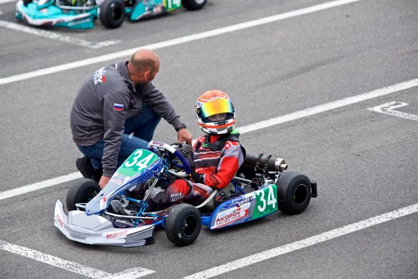 Konkurrens av unga piloter på karting — Stockfoto