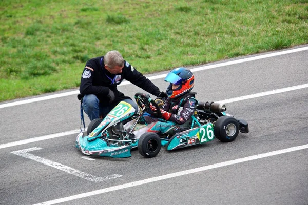 Compétition de jeunes pilotes sur le karting — Photo