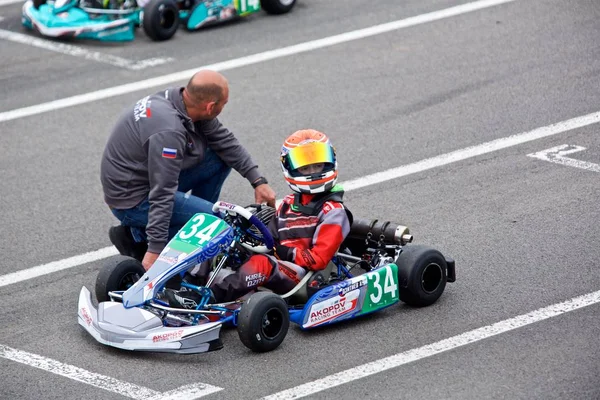 Competencia de jóvenes pilotos en karting — Foto de Stock