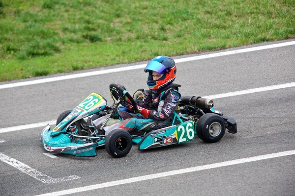 Competencia de jóvenes pilotos en karting — Foto de Stock