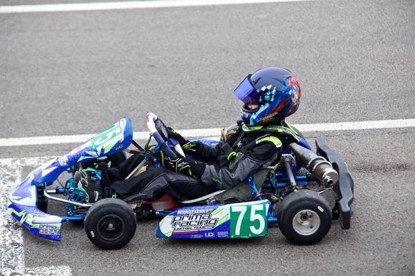 Wettbewerb der jungen Piloten im Kartsport — Stockfoto