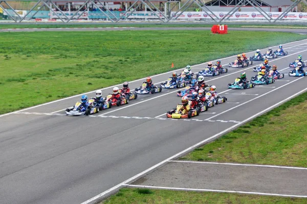 Compétition de jeunes pilotes sur le karting — Photo