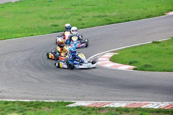 Wettbewerb der jungen Piloten im Kartsport — Stockfoto