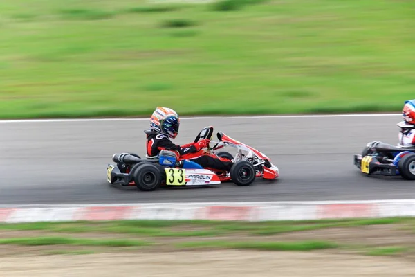 Competencia de jóvenes pilotos en karting — Foto de Stock