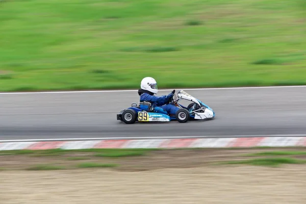 Competencia de jóvenes pilotos en karting — Foto de Stock