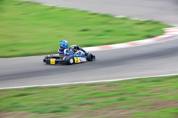 Compétition de jeunes pilotes sur le karting — Photo