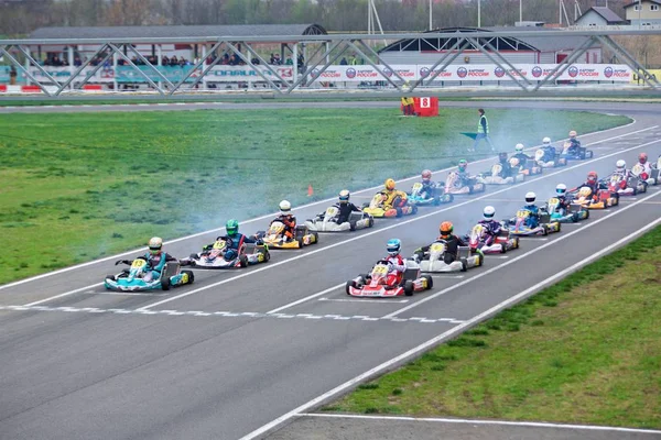 Competencia de jóvenes pilotos en karting — Foto de Stock