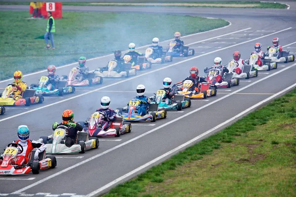 Konkurrens av unga piloter på karting — Stockfoto