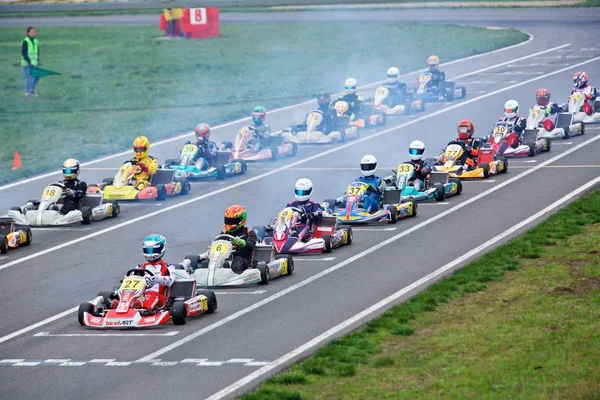 Competencia de jóvenes pilotos en karting — Foto de Stock