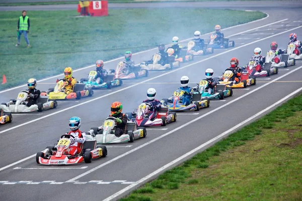 Competencia de jóvenes pilotos en karting — Foto de Stock