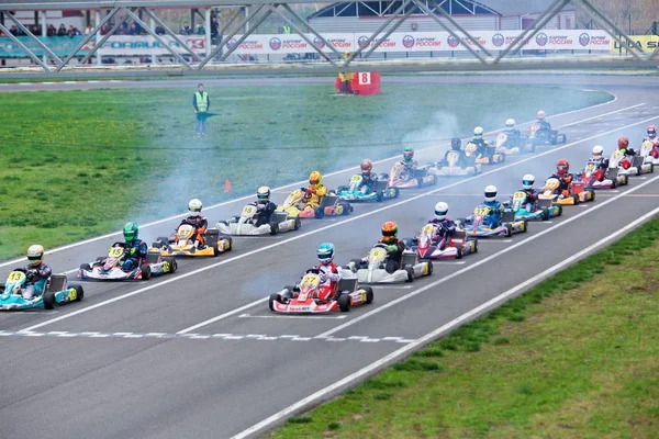 Competencia de jóvenes pilotos en karting — Foto de Stock