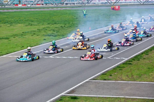 Competencia de jóvenes pilotos en karting — Foto de Stock