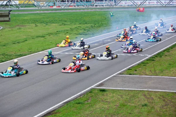 Competencia de jóvenes pilotos en karting — Foto de Stock