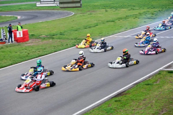 Competencia de jóvenes pilotos en karting — Foto de Stock