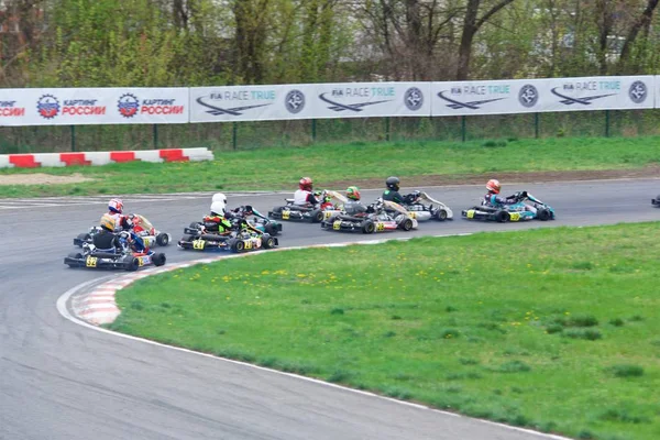 Wettbewerb der jungen Piloten im Kartsport — Stockfoto