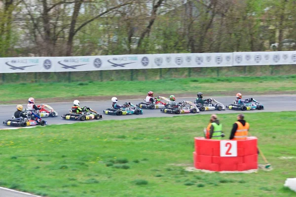 Compétition de jeunes pilotes sur le karting — Photo