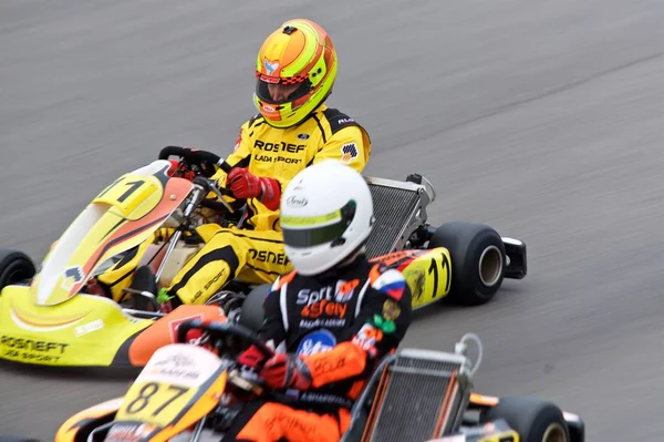 Competencia de jóvenes pilotos en karting — Foto de Stock