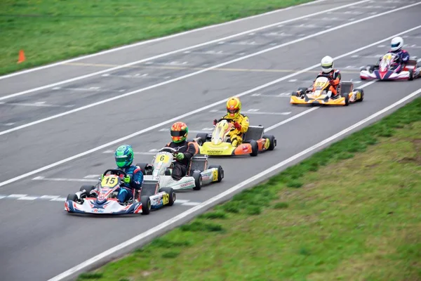 Compétition de jeunes pilotes sur le karting — Photo