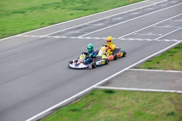 Competencia de jóvenes pilotos en karting —  Fotos de Stock
